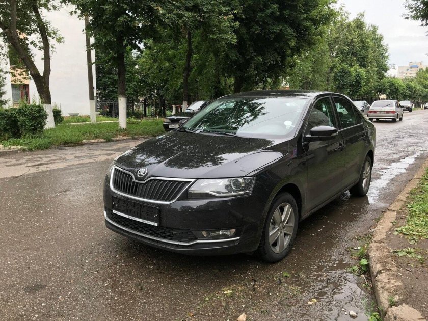 Skoda Rapid черная