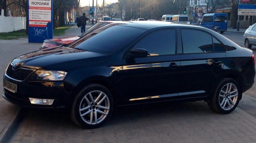 Шкода Рапид черная тонированная