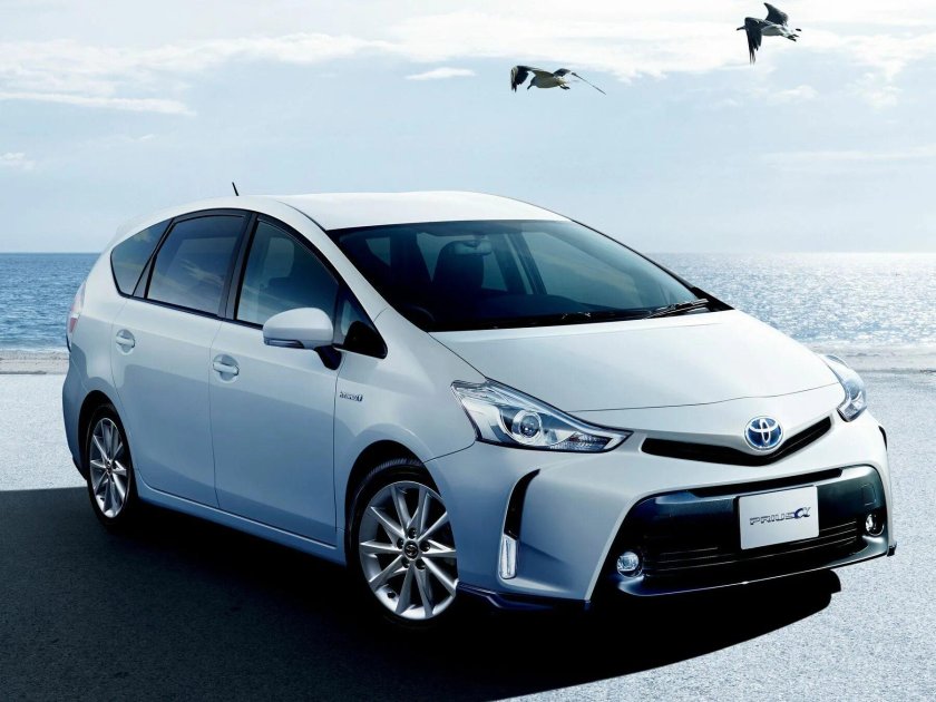 Toyota Prius Alpha 2014