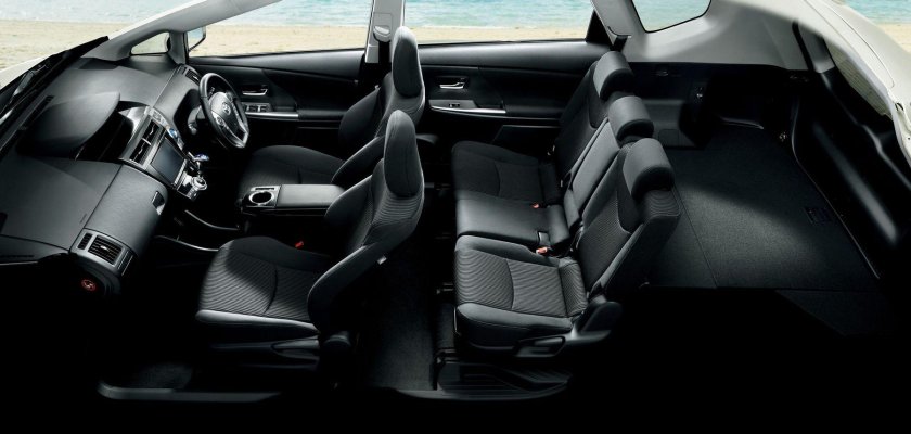 Toyota Prius Alpha 2016