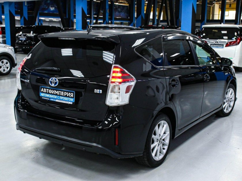 Toyota Prius Alpha 2017