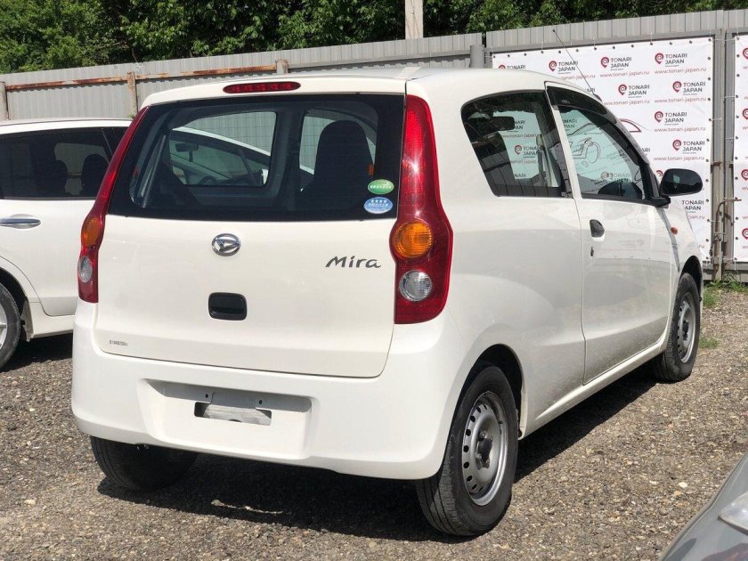Машина Daihatsu Mira