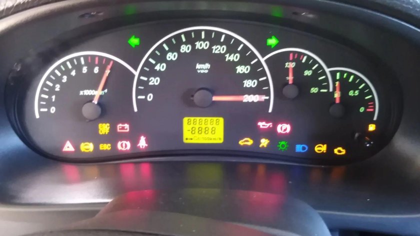 Чек на приборной панели Приора