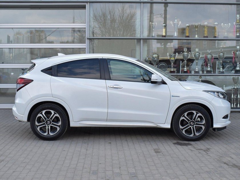 Хонда Везель второго поколения белый