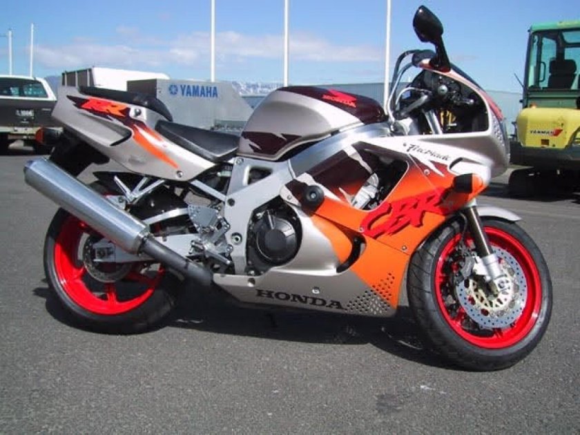 Хонда СБР 900