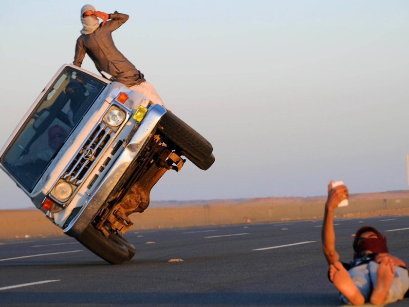 Арабы на машинах на двух колесах