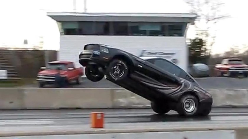 Машина на дыбах