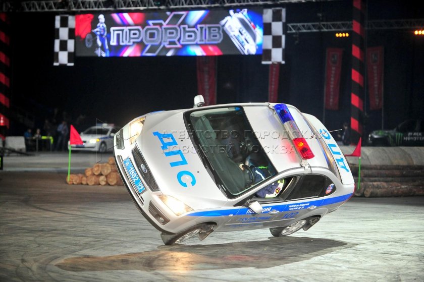 Переворачивающаяся машина на двух колесах