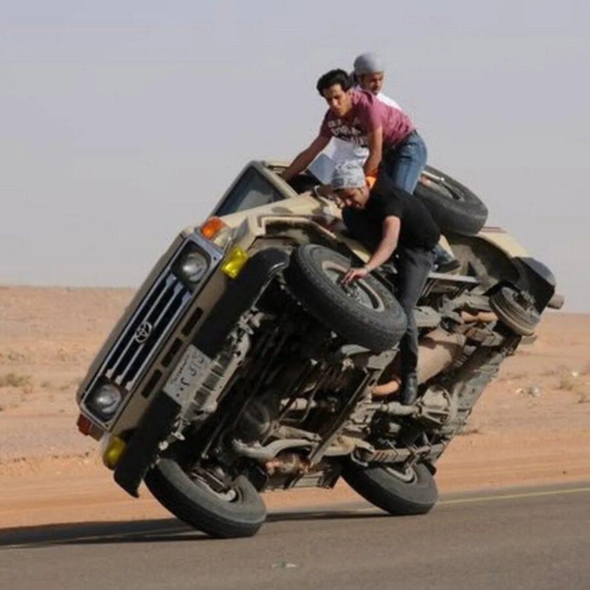 Арабы на машинах на двух колесах