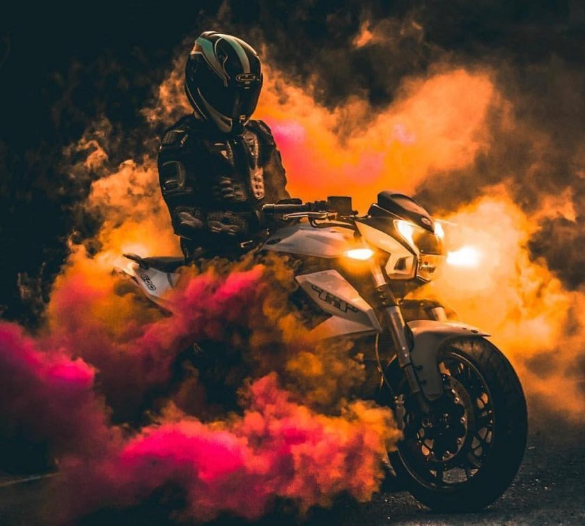 Мотоцикл и цветной дым