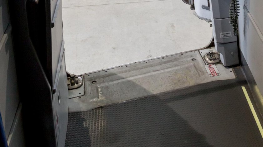 Слив воды в дверных проемах на Boeing 737