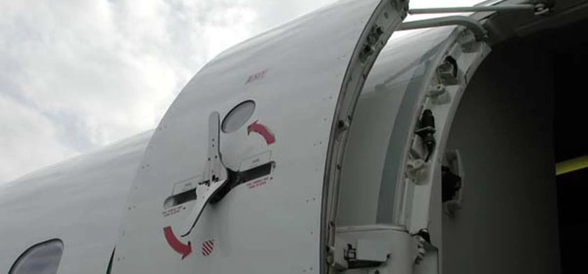 Дверь самолета