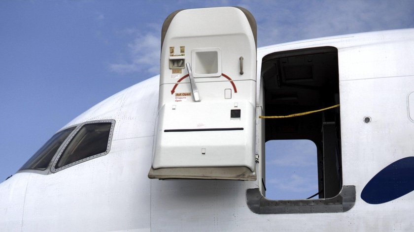 Открытая дверь самолета