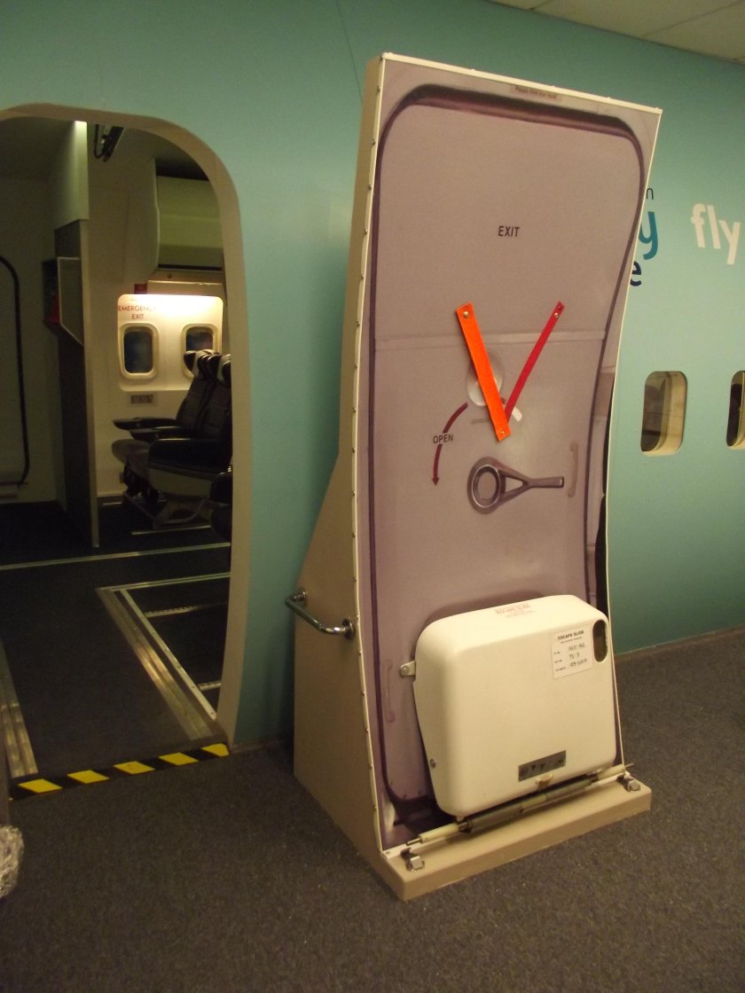 Boeing 737 дверь