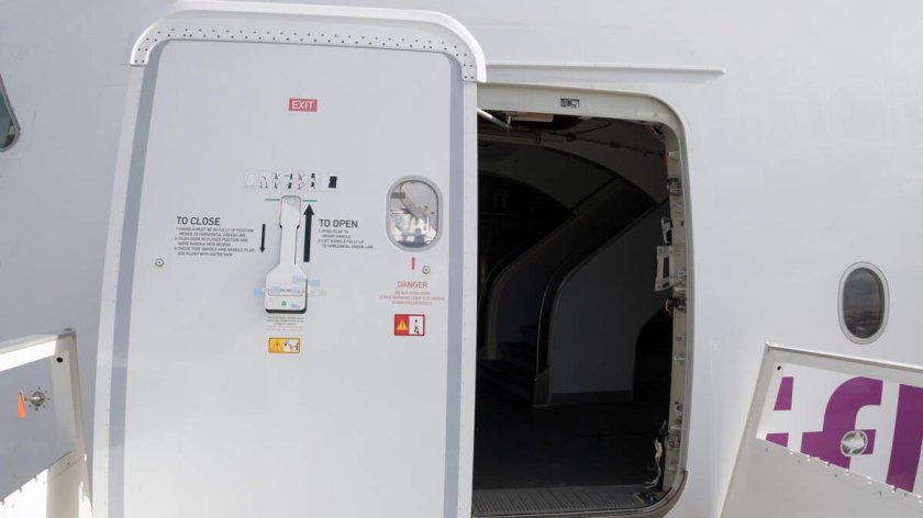 Дверь самолета