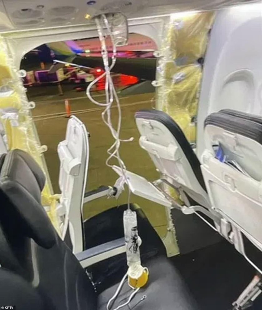 Дверь аварийного выхода в самолете