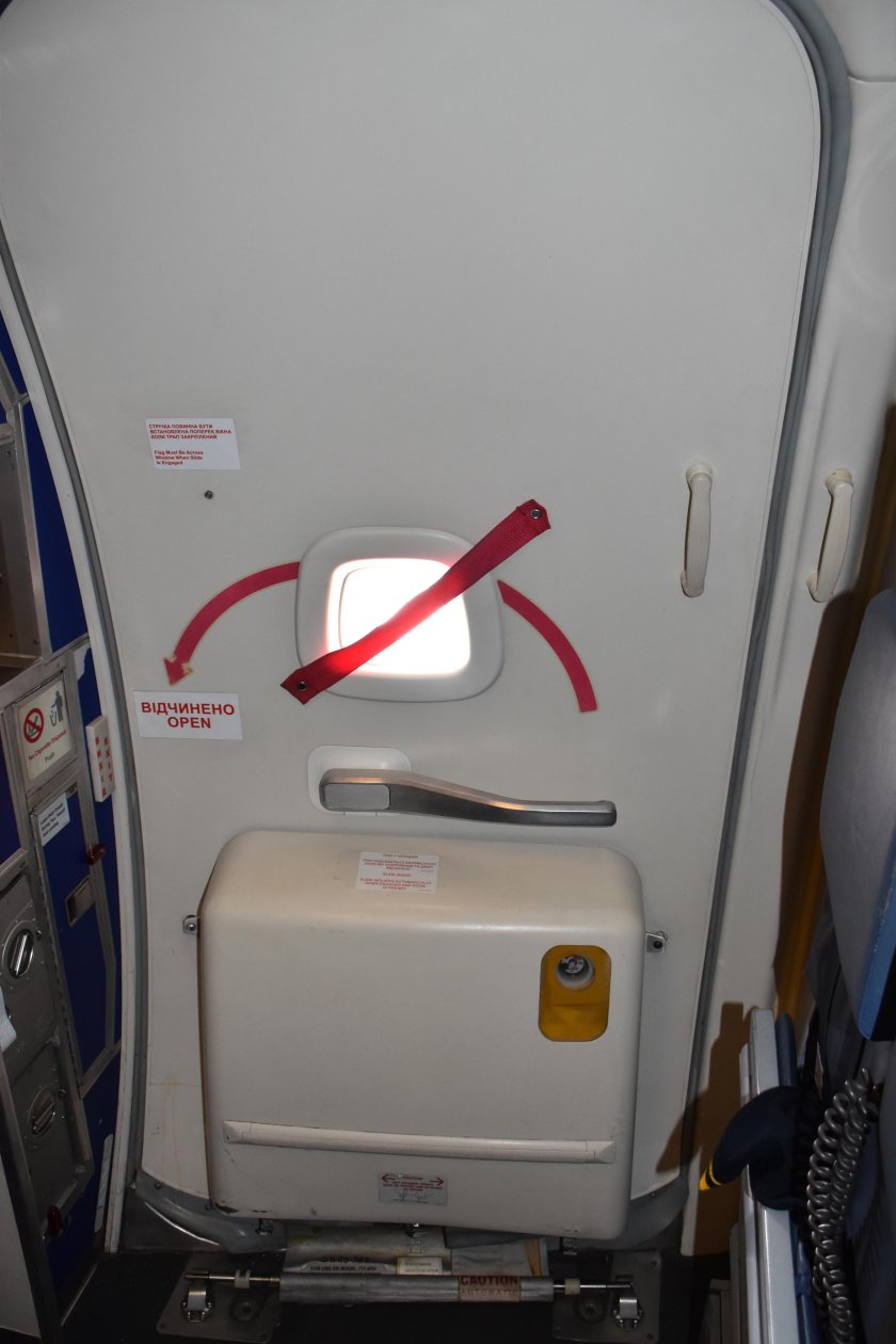 Аварийный выход в самолете