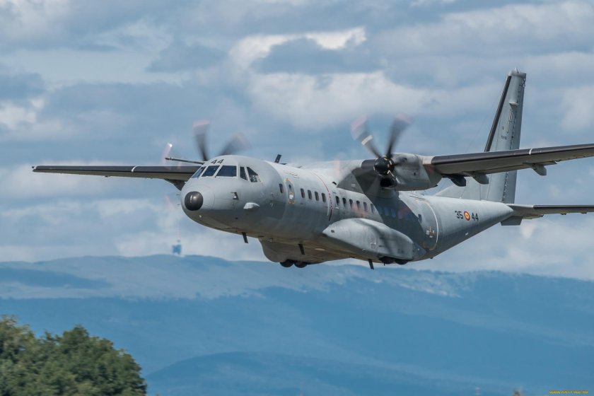 Двухмоторный турбовинтовой самолет