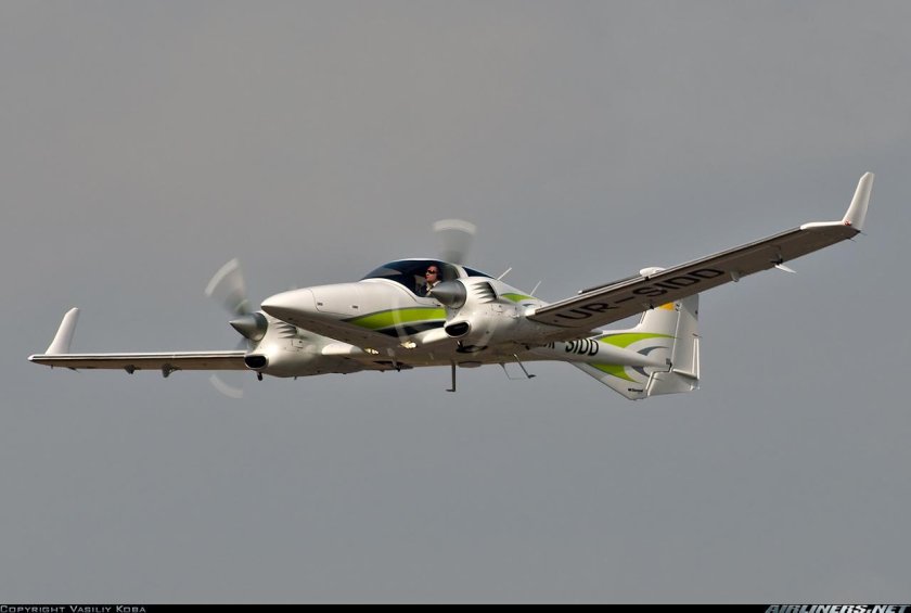 Двухмоторный винтовой самолет