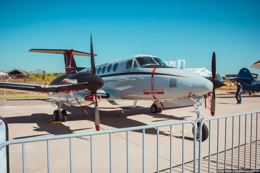 Двухмоторный турбовинтовой самолет