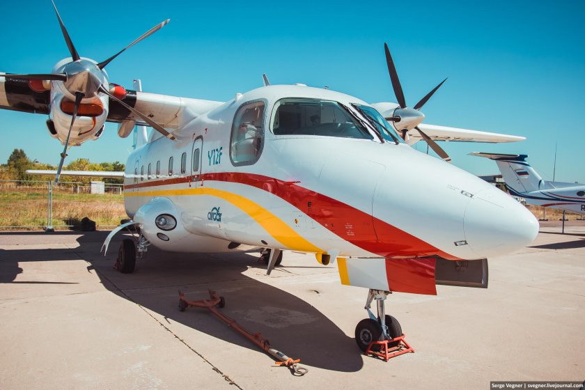 Двухмоторный турбовинтовой самолет