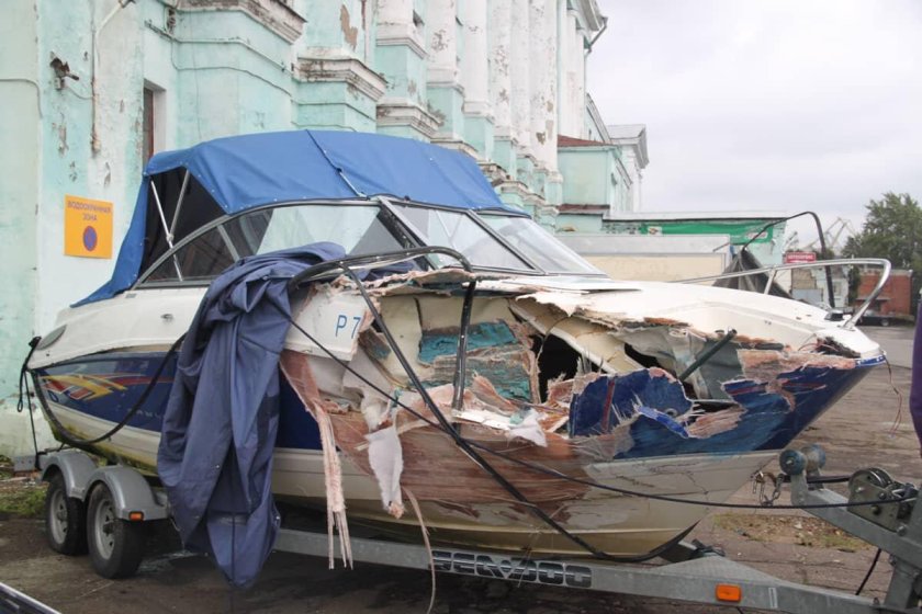 Разбитый катер