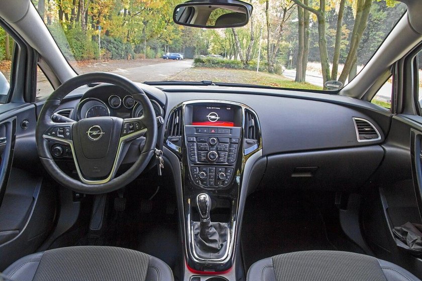 Опель Астра j 2011 салон