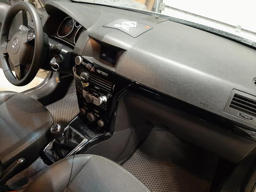 Опель Астра h черный салон