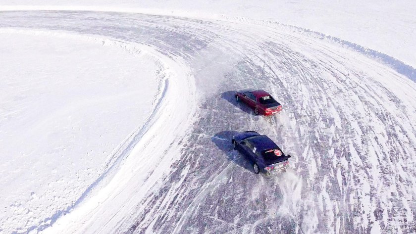 Машина во льду