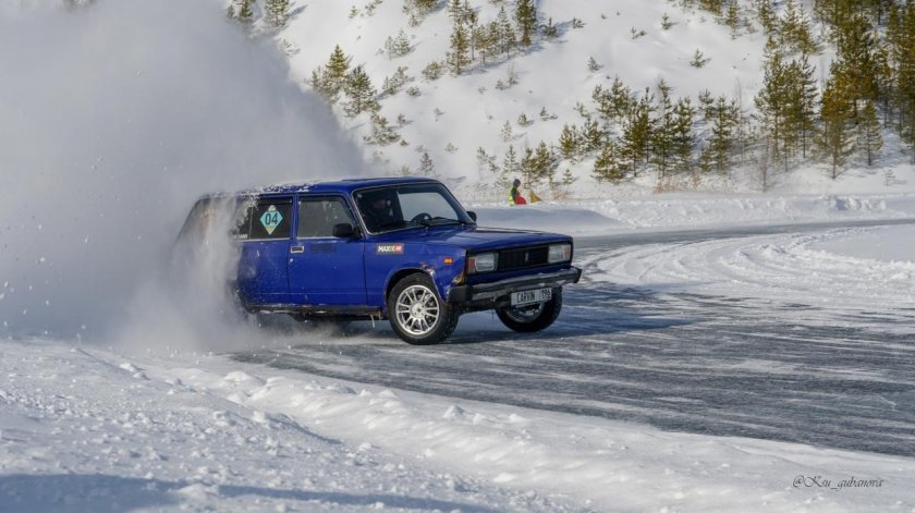 Автомобиль во льду