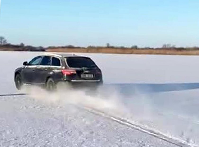 Отдыхают после дрифта у ТЦ