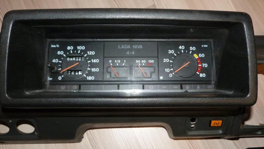 Приборная панель Нива 2121