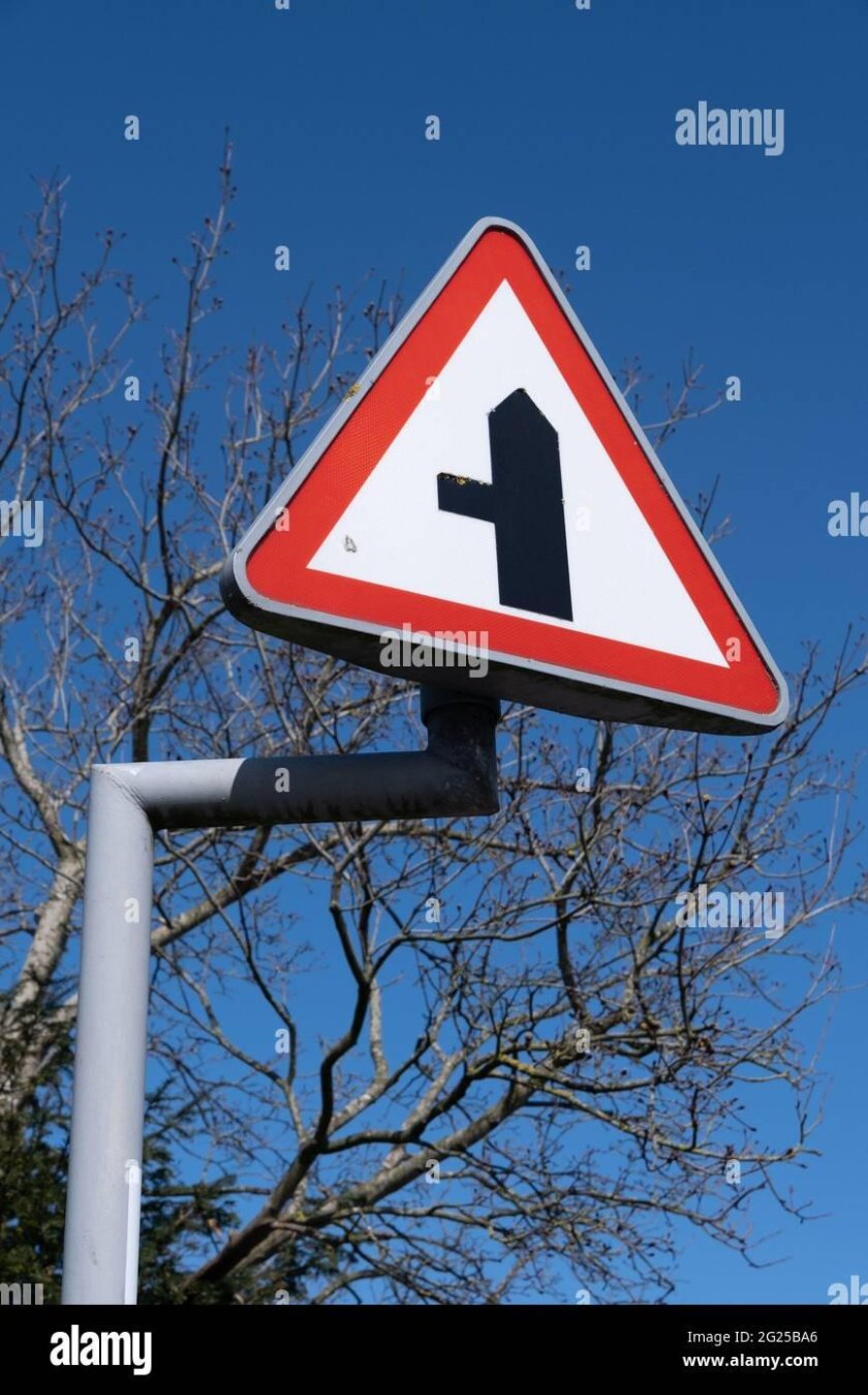 Предупреждающие знаки в лесу треугольные