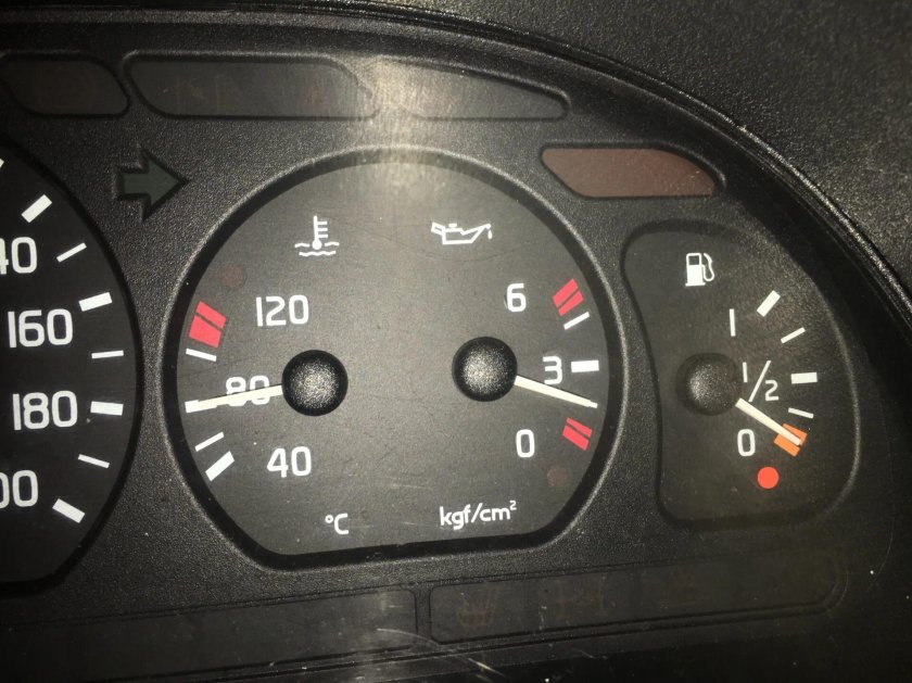 Прибор давления масла на панель приборов ГАЗ 3302