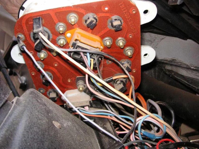 Сигнализатор панели приборов ГАЗ 2410