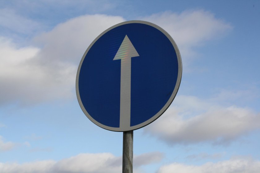 Знак движение направо