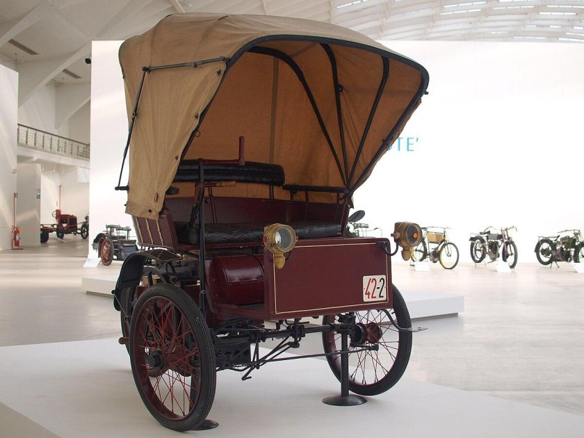 Первый трехколесный автомобиль