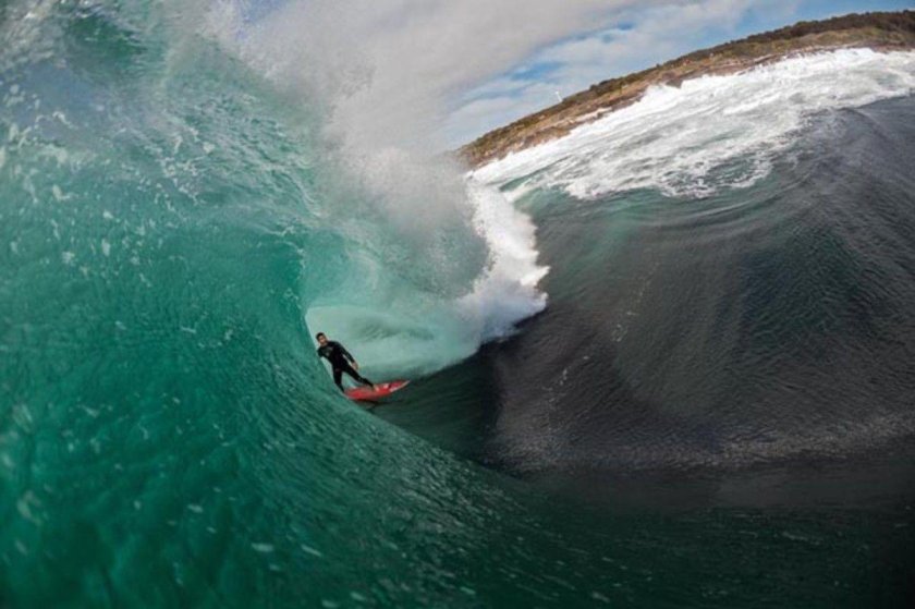 Серфер на гребне волны