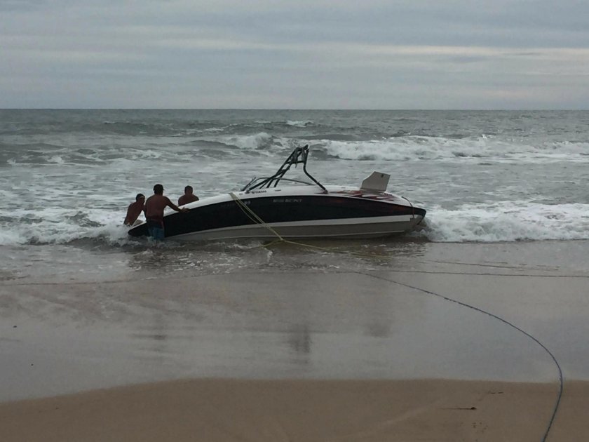 Катер на волнах