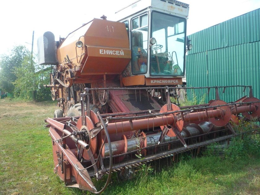 Комбайн Енисей красный
