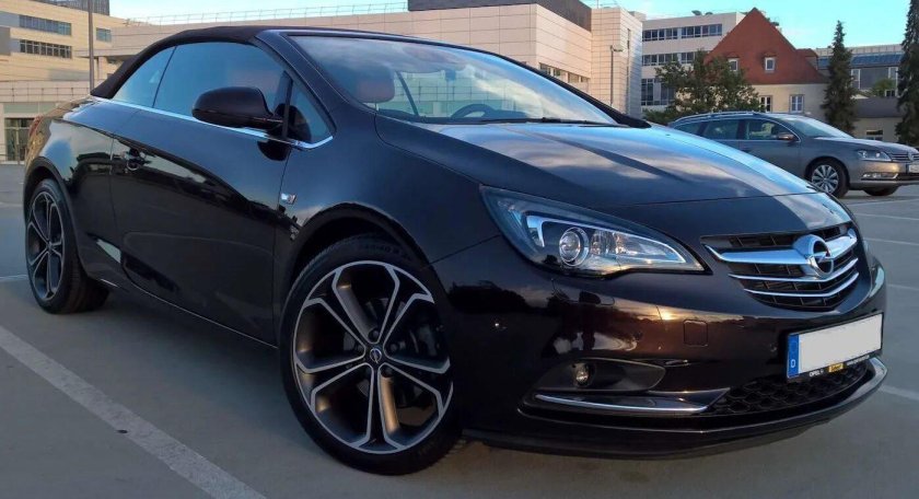 Опель Астра GTC черная тонированная