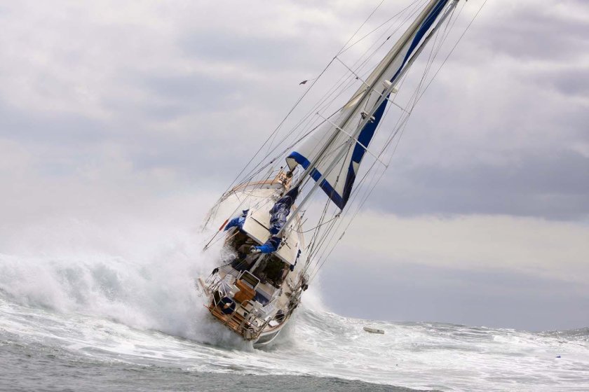 Парусная яхта в шторм