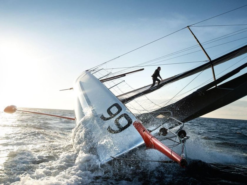 Парусная яхта крен