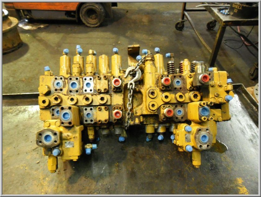 Caterpillar 330dl Гидрораспределитель