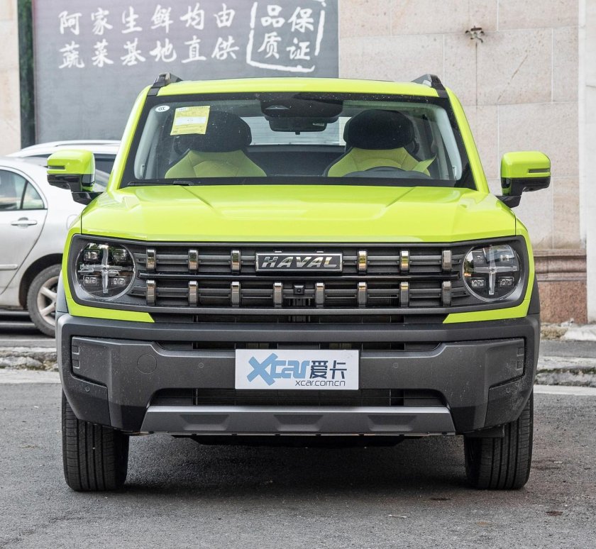 Китайский внедорожник с квадратными фарами