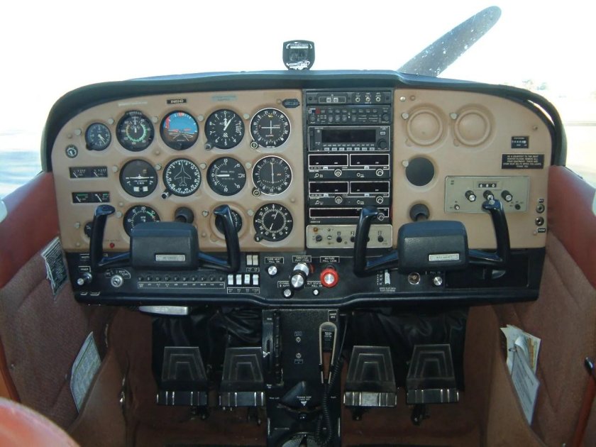 Приборная панель Cessna 172