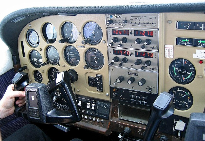 Cessna 182 приборная панель
