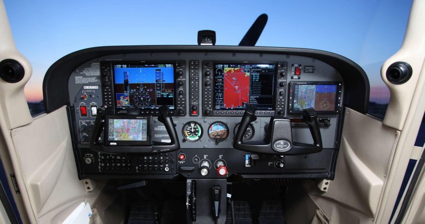 Кокпит Cessna 172