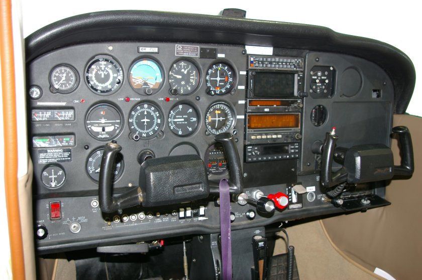 Кабина Cessna 172s