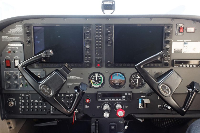 Кабина Cessna 172s Garmin g1000
